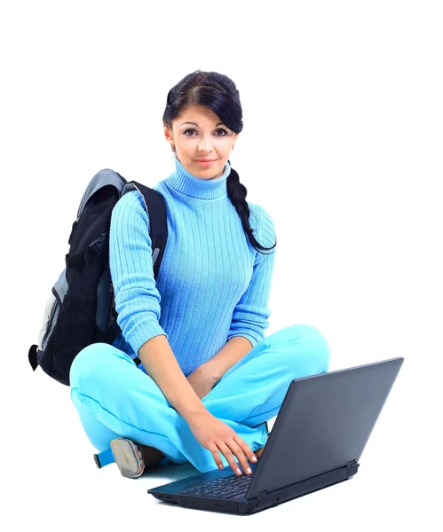 Bella giovane studentessa con un computer portatile, isolata su bianco — Foto Stock