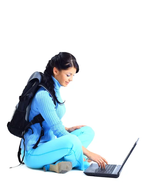 Όμορφη νεαρός φοιτήτριας με έναν φορητό υπολογιστή, που απομονώνονται σε λευκό — Φωτογραφία Αρχείου
