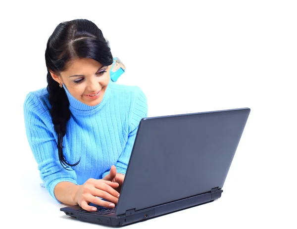 Portret van een mooie jonge vrouw met laptop op witte achtergrond. — Stockfoto