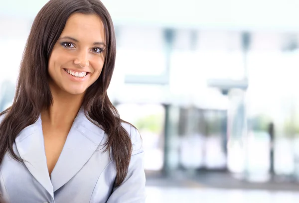 Молодая, симпатичная белая деловая женщина в офисном здании — стоковое фото