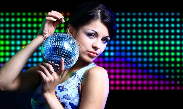 Krásná mladá žena tanec v nočním klubu — Stock fotografie