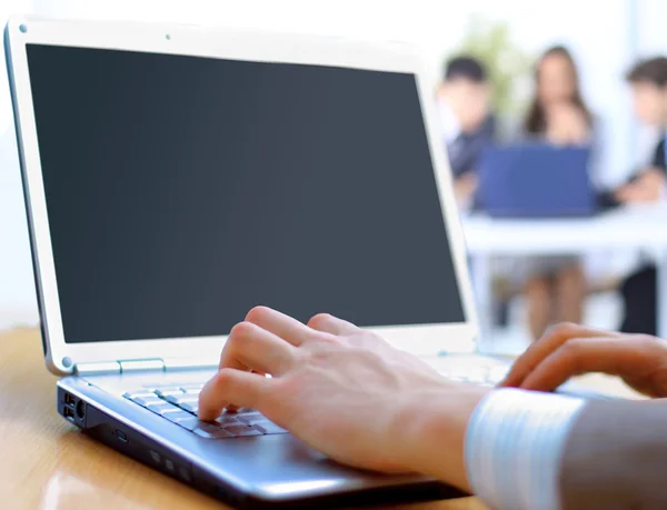 Pessoa digitando em um laptop moderno em um escritório — Fotografia de Stock