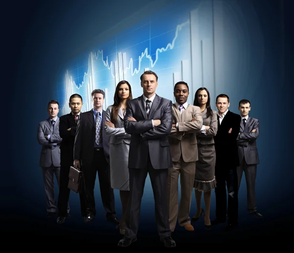 Business team bildas av unga affärsmän står över en mörk bakgrund — Stockfoto
