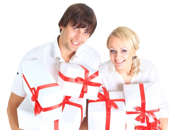 年轻夫妇和礼物 — 图库照片