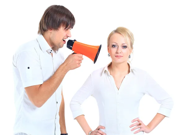 Молодая женщина получает earful от раздраженного мужчины изолированы на белом фоне — стоковое фото