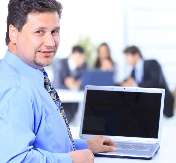Πορτρέτο του ένα ευτυχισμένο άνθρωπο επιχειρηματίας εμφάνιση υπολογιστή lap-top στο γραφείο — Φωτογραφία Αρχείου