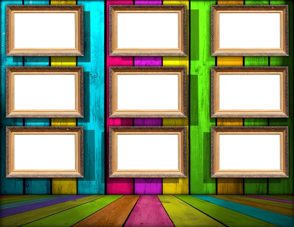 Nove quadros em branco na sala de madeira multicolorida — Fotografia de Stock