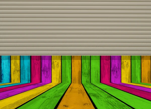 Sala de madeira vazia metade fechada com persianas rolantes — Fotografia de Stock