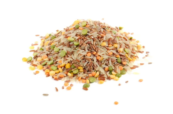 Getreidemischung (roter Reis, parboiled rice, split erbsen and linsen) — Stockfoto