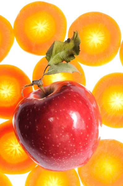 Rött äpple på morot bakgrund — Stockfoto