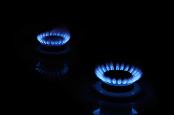 Blå lågor av gas i mörkret — Stockfoto