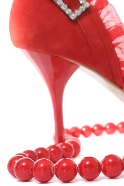 Rode kralen en Sexy vrouwen? s schoen — Stockfoto