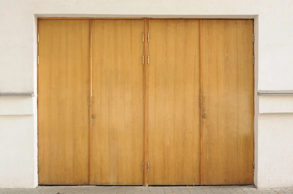 Anciennes portes d'entrée en bois — Photo
