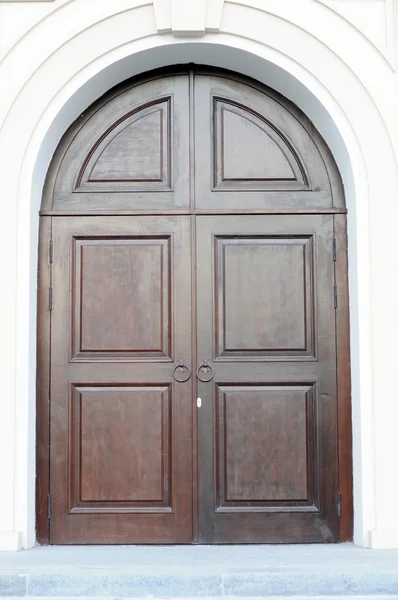 Masivas puertas de madera arqueada — Foto de Stock