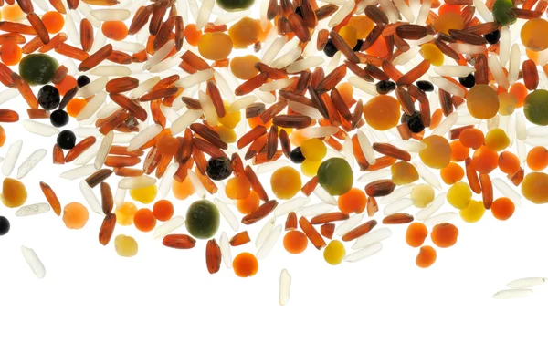 Arroz branco e vermelho, lentilhas e ervilhas divididas em fundo branco — Fotografia de Stock
