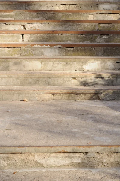 Старая сломанная бетонная лестница — стоковое фото