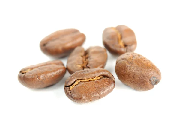 Kaffeebohnen in Nahaufnahme isoliert auf weißem Hintergrund — Stockfoto