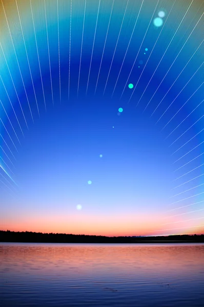 Magic auringonlasku / auringonnousu järven yli — kuvapankkivalokuva