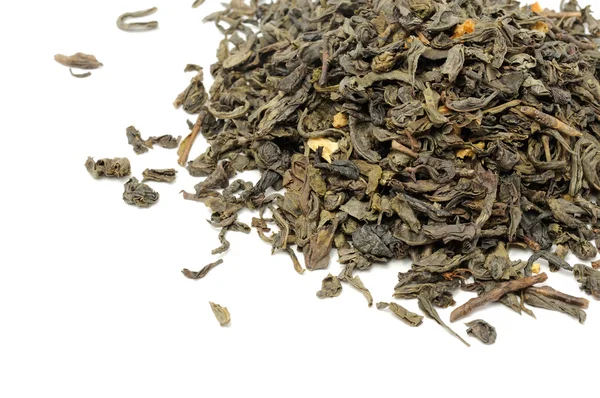 Luźne zielonej herbaty na białym tle — Zdjęcie stockowe