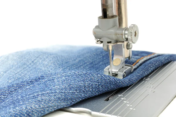 Máquina de costura e jeans — Fotografia de Stock