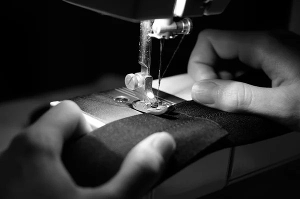 Mains de couture en utilisant la machine à coudre — Photo