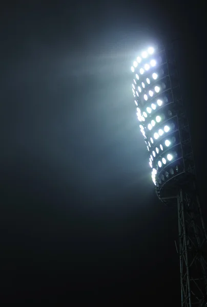 Stadion lichten tegen de donkere nachtelijke hemel — Stockfoto