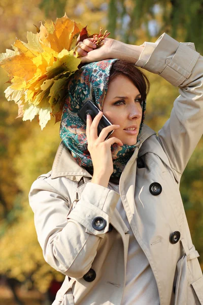 Ευτυχισμένη γυναίκα καλώντας από τηλέφωνο — Φωτογραφία Αρχείου
