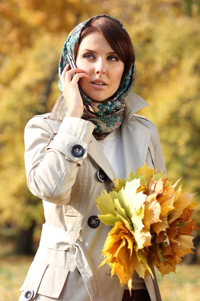 Mutlu bir kadın telefon ederken — Stok fotoğraf