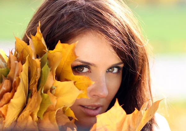 Dziewczyna z bukietem liści klonu — Zdjęcie stockowe