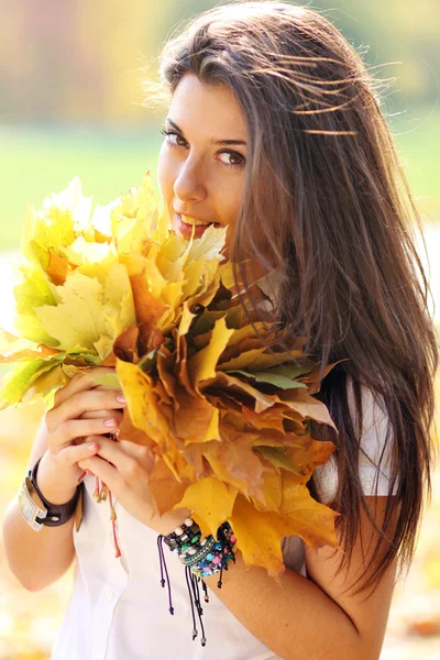 Fille avec un bouquet de feuilles d'érable — Photo