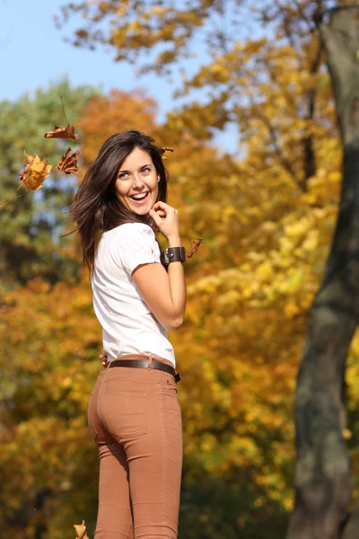 Őszi park boldog nő — Stock Fotó