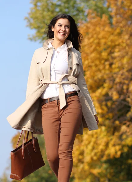 Wandelen vrouw in herfst park — Stockfoto