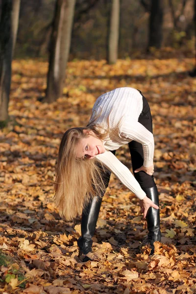 Žena chodící v podzimním parku — Stock fotografie
