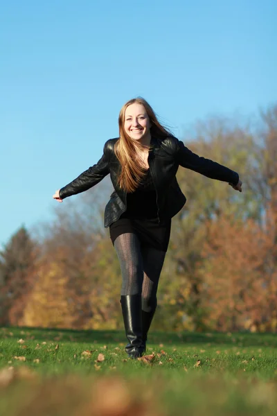 Femme à pied dans le parc d'automne — Photo