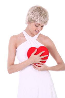 kırmızı bir kalp tutan kadın