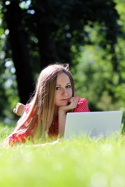 Ung blond har roligt med laptop utomhus — Stockfoto