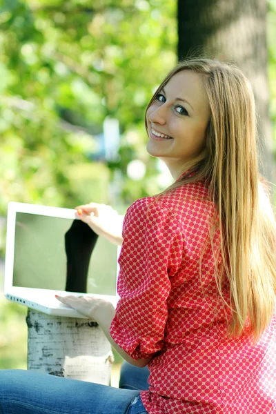 Blond har roligt med laptop — Stockfoto