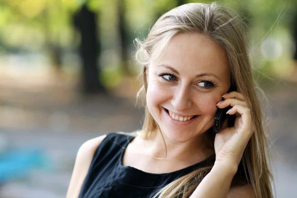Šťastná žena volá po telefonu — Stock fotografie