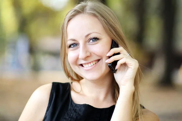 Mulher feliz chamando por telefone — Fotografia de Stock