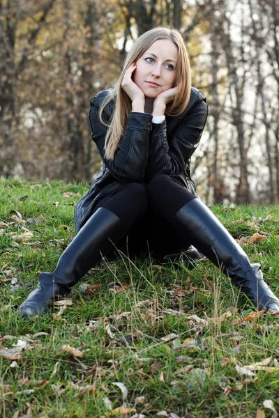 Schöne junge Frau im herbstlichen Park — Stockfoto