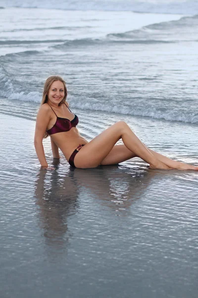 Молодая красивая девушка на пляже — стоковое фото