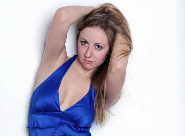 Mladá žena v modrých šatech — Stock fotografie