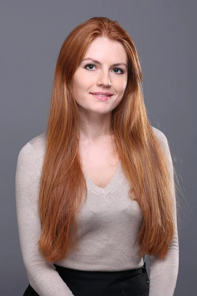 Jonge mooie redhair vrouw — Stockfoto