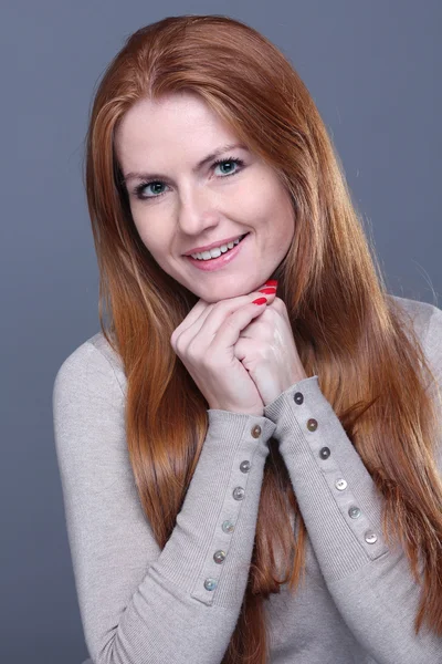Jonge mooie redhair vrouw — Stockfoto