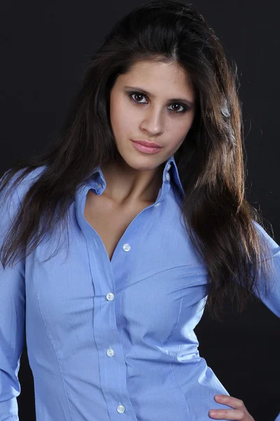 Güzel bir genç kadın mavi gömlekli — Stok fotoğraf