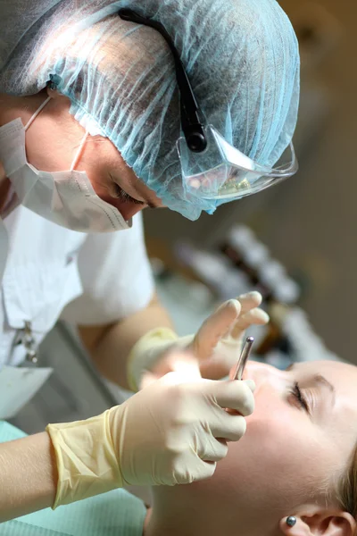 Γιατρός κατά τη διάρκεια του οδοντιατρική περίθαλψη δόντια — Φωτογραφία Αρχείου