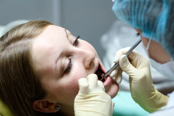 Läkare under tänder medicinsk tandvård — Stockfoto