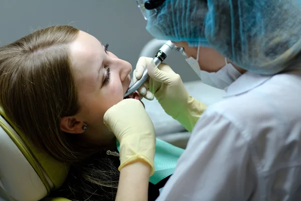 Γιατρός κατά τη διάρκεια του οδοντιατρική περίθαλψη δόντια — Φωτογραφία Αρχείου