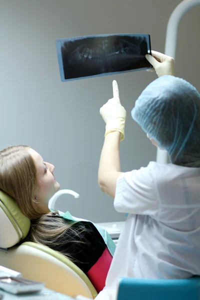 Lekarz podczas leczenia zębów dentystycznych — Zdjęcie stockowe