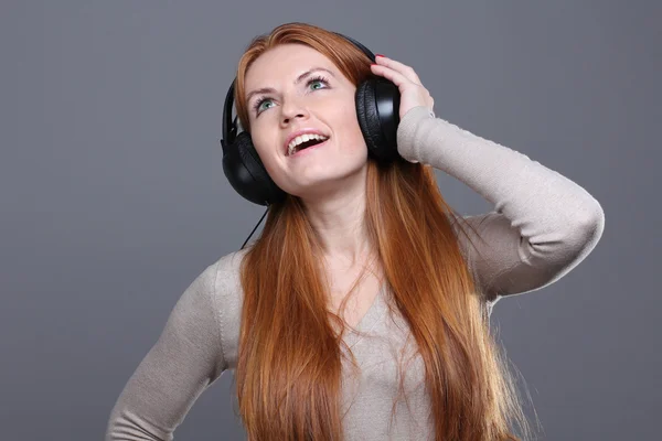 Žena poslouchá hudbu — Stock fotografie